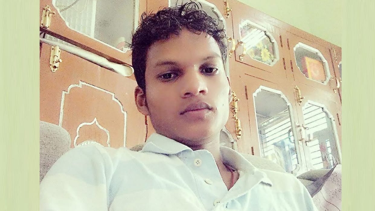 A young man injured in a beating collided with a Bolero while on his way to the police station and died.