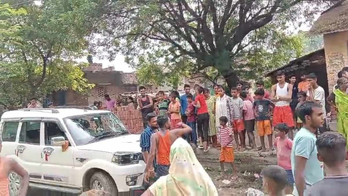 Jansuraj candidate Dr. Vijay Gupta's convoy attacked, candidate narrowly escapes