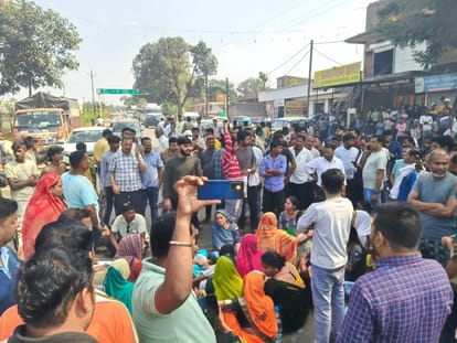 Budhar Highway blocked in protest against the murder of two brothers in Shahdol, police clashed