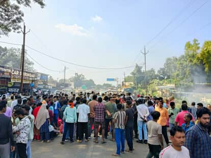 Budhar Highway blocked in protest against the murder of two brothers in Shahdol, police clashed