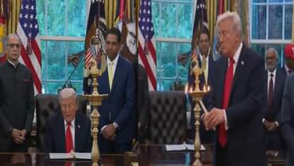 डोनाल्ड ट्रंप दिवाली के अवसर पर व्हाइट हाउस में दीप जलाते हुए