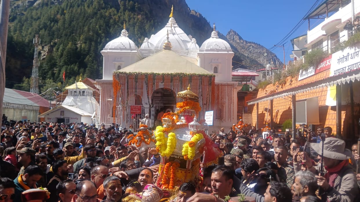 Chardham Yatra 2025 Gangotri Dham Temple Doors Closed Today For winter devotees Huge Crowd Gathered
