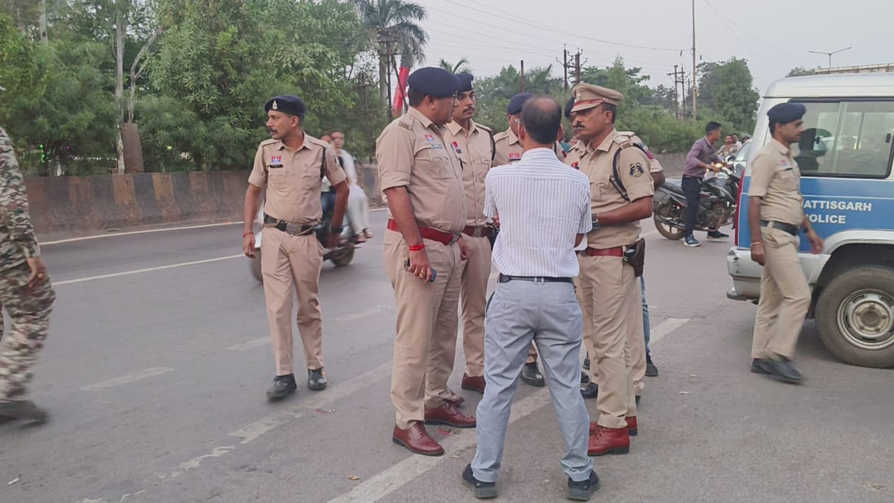 घटनास्थल पर पुलिस टीम