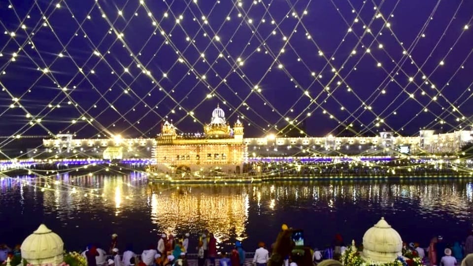 huge crowd of devotees gathered at Amritsar Sri Harmandir Sahib on Bandi Chhor Divas