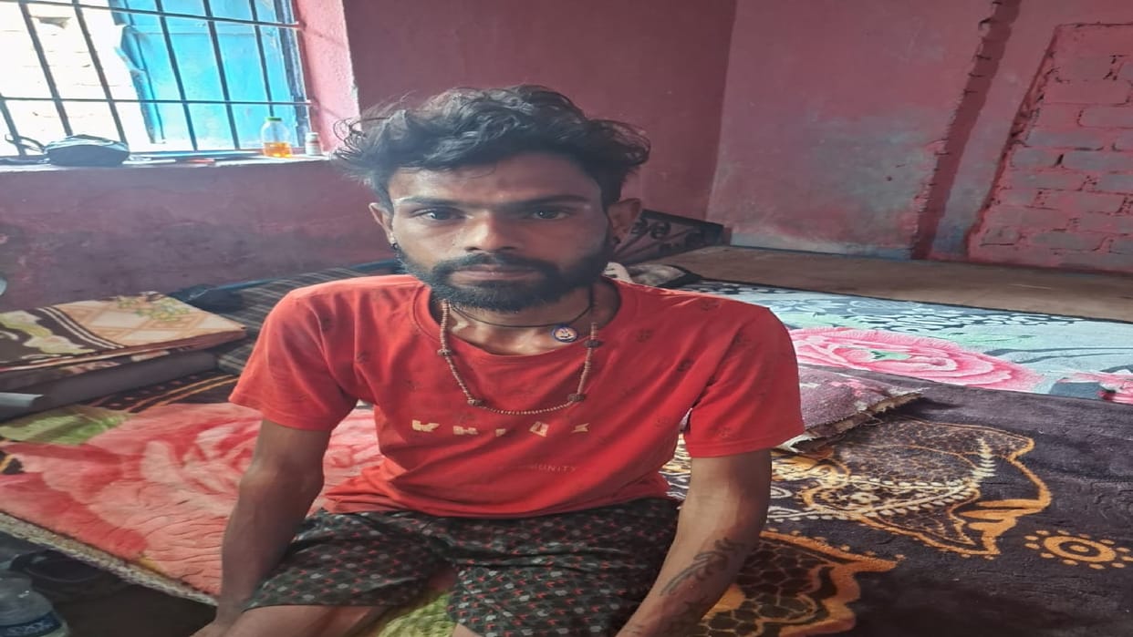 jitendra Paswan of Ramanujganj is battling illness, poverty and helplessness, now only hope remains.