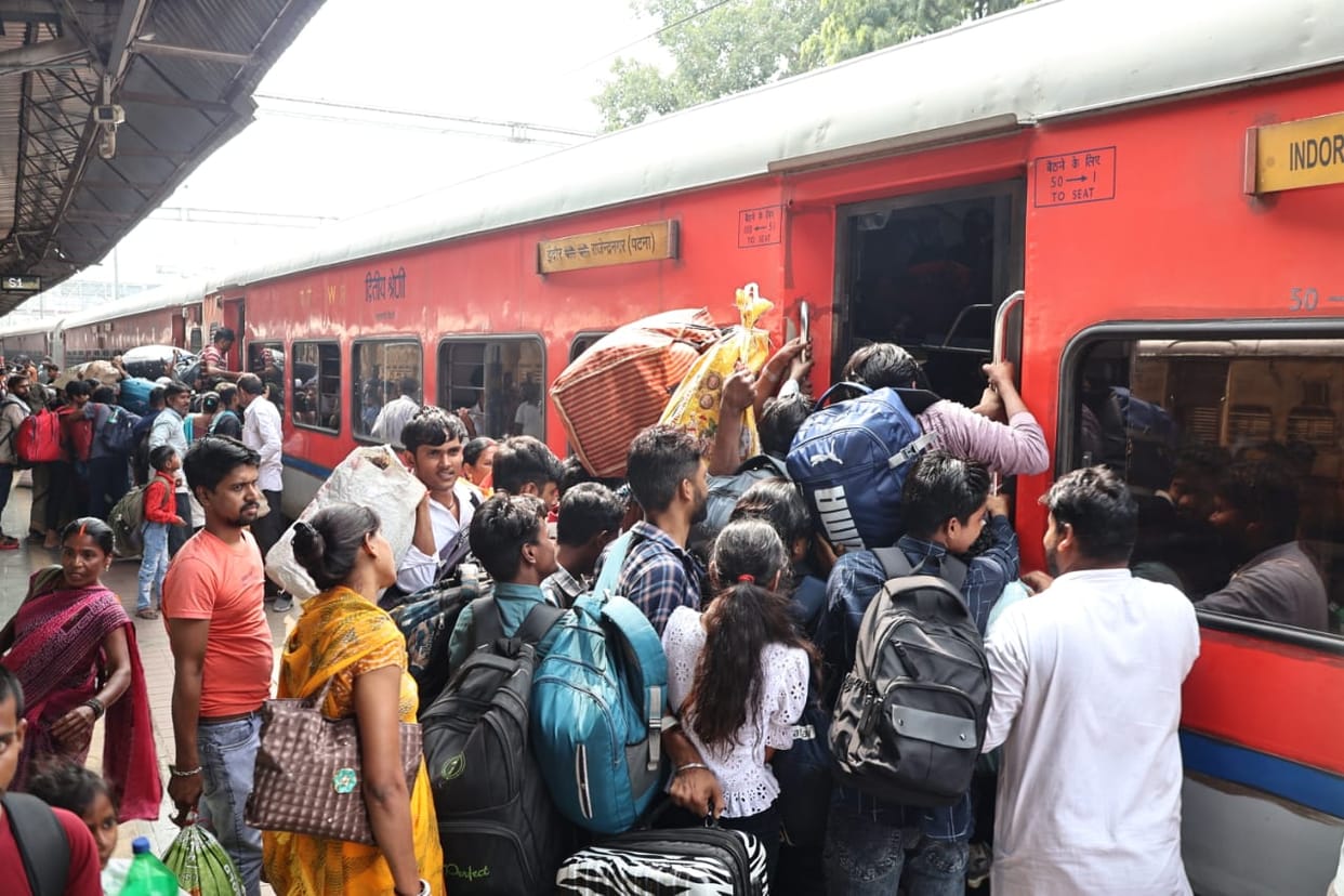 Indore: Trains from Indore to Delhi, Mumbai, UP, Bihar are packed, no confirmed tickets for the next ten days.