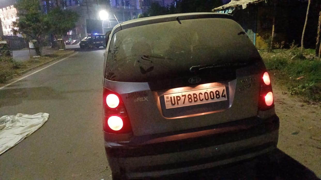 Kanpur speeding car collided with electric pole young man died  peeping out window driver taken into custody