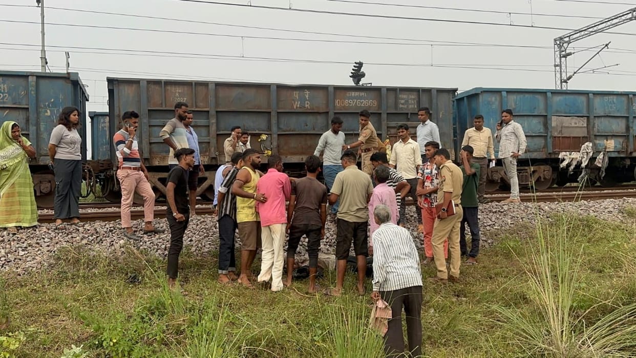 Kanpur Young man jumped in front of a goods train his hand was cut off seriously injured admitted to hospital
