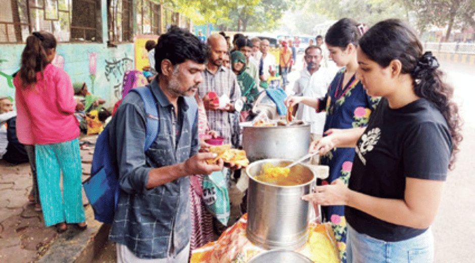 indore news free food distribution continues outside MY hospital after ban