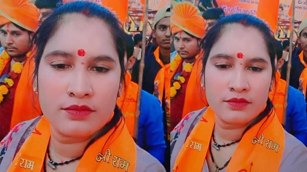 Jhansi: The body of the wife of the district president of Nishad Party was found hanging from a noose.