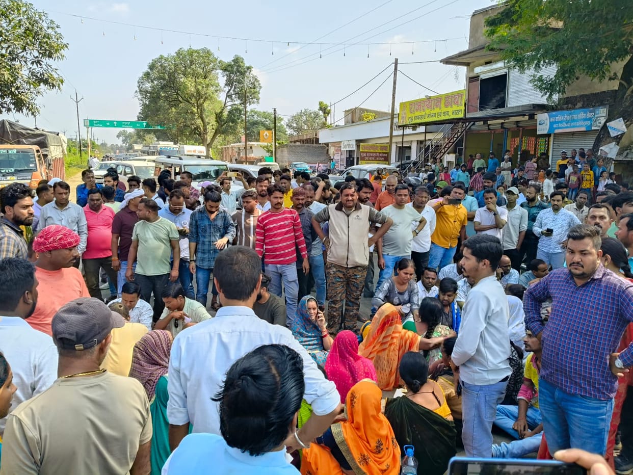 Budhar Highway blocked in protest against the murder of two brothers in Shahdol, police clashed