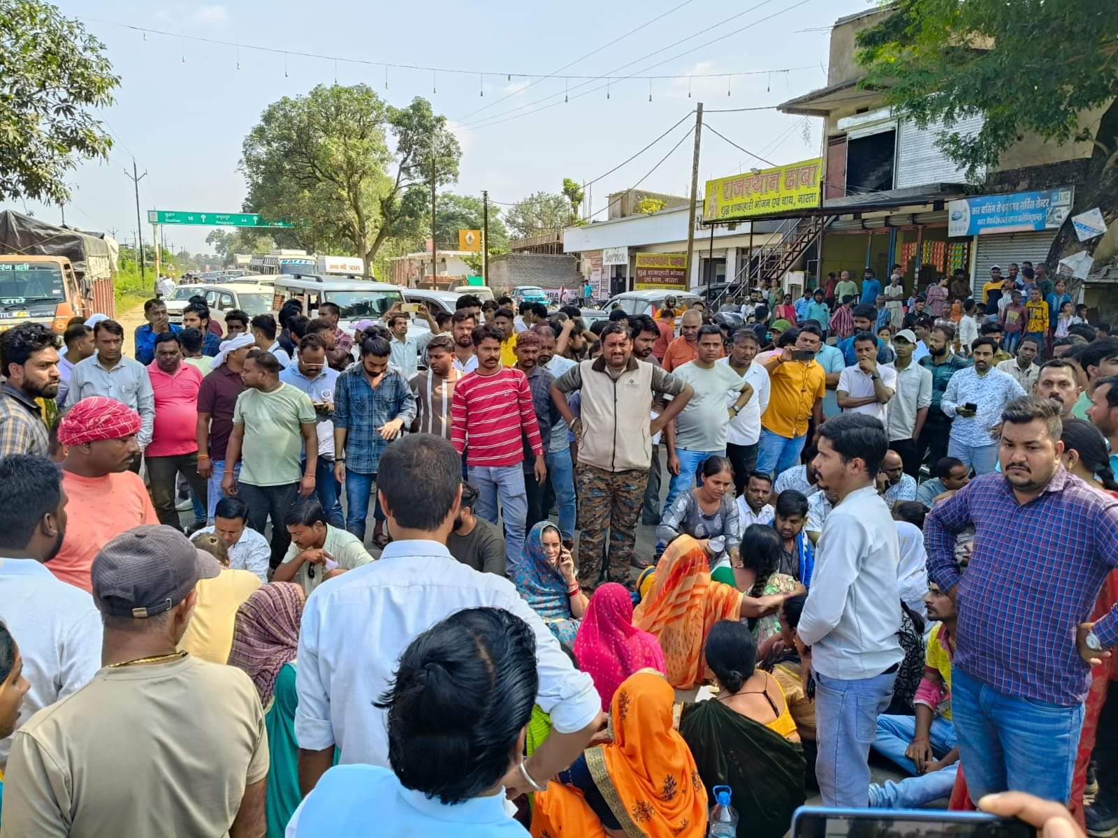 परिजनों और ग्रामीणों ने NH 43 पर लगाया चक्का जाम।