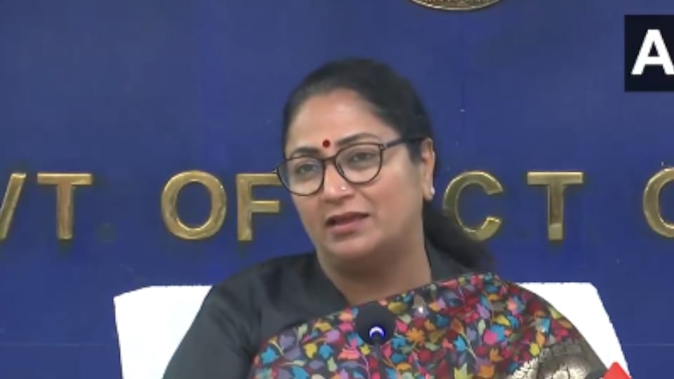 Death in a pothole in Delhi: Government takes strict action on the accident