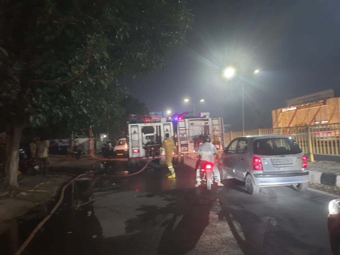 Fire breaks out in vehicle showroom adjacent to hospital in Agra