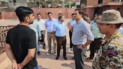 अचल सरोवर का निरीक्षण करते हुए नगर आयुक्त