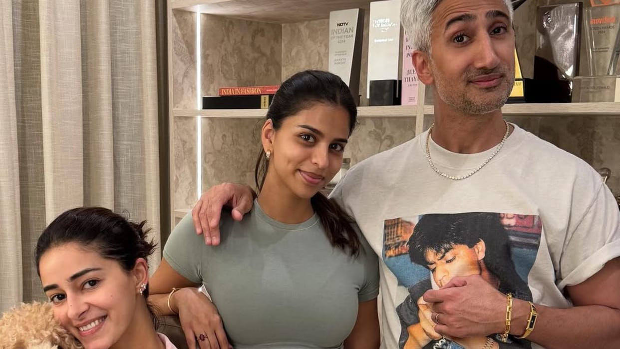 Shah Rukh Khan daughter Suhana Ananya Pandey Khan pose with Tan France dance like T Shirt