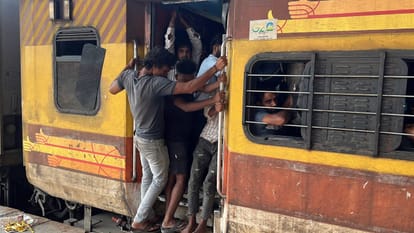 Lucknow: No standing space in trains... even toilets are occupied; North Eastern Railway has created a 'war ro