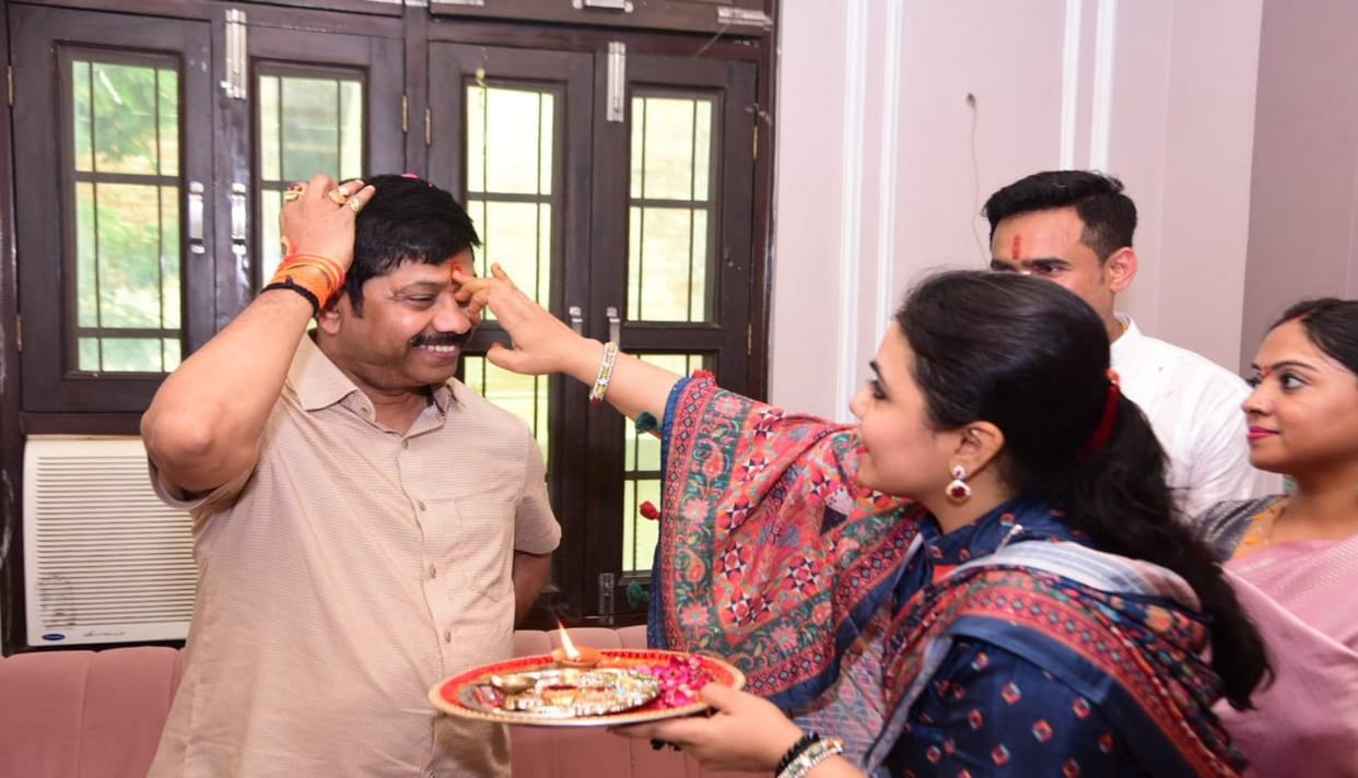 Sisters blessed the minister by applying tilak to him, the minister went to the houses of BJP officials and wi