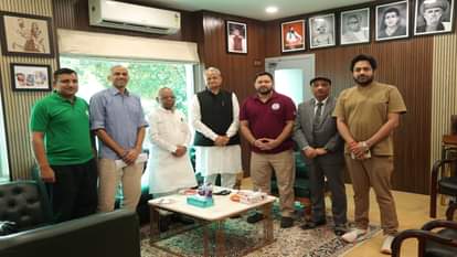 पटना में तेजस्वी के साथ अशोक गहलोत व कांग्रेस के बिहार प्रभारी कृष्णा अल्लावरु (सबसे बाएं)।