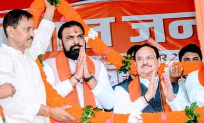 चुनावी सभा में जेपी नड्डा और सम्राट चौधरी के साथ अन्य नेता।