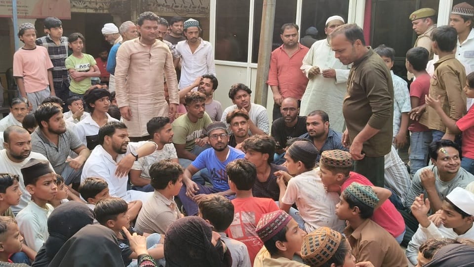 Meerut: When a friend grabbed his girlfriend's hand, he shot her in the head and threw her into the Gangnahar
