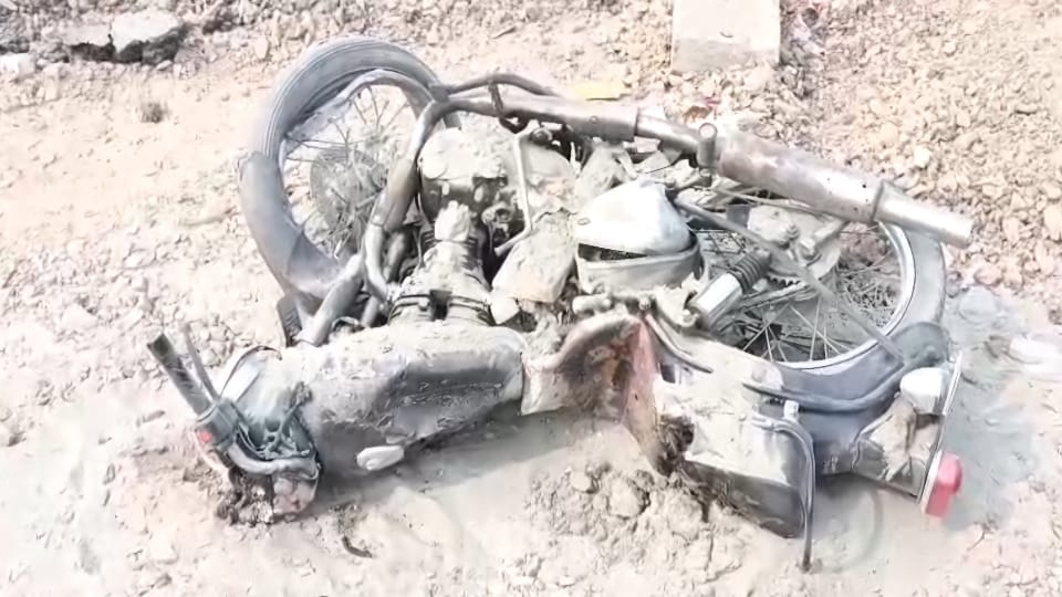 Three friends die after bike collides with a barrier in Delhi