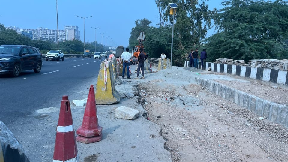 Three friends die after bike collides with a barrier in Delhi