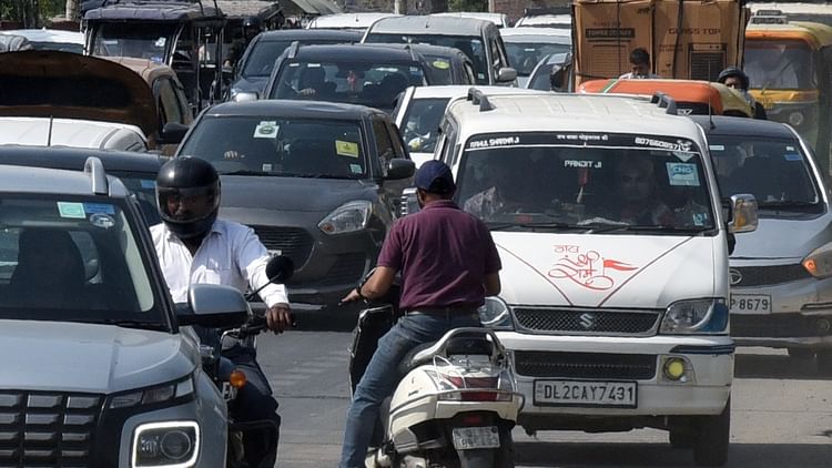 Public Transport: दिल्ली में जल्द दौड़ेंगी सहकारी टैक्सियां, अगले महीने से यात्रा हो सकती है सस्ती और सुरक्षित Public Transport: दिल्ली में जल्द दौड़ेंगी सहकारी टैक्सियां, अगले महीने से यात्रा हो सकती है सस्ती और सुरक्षित