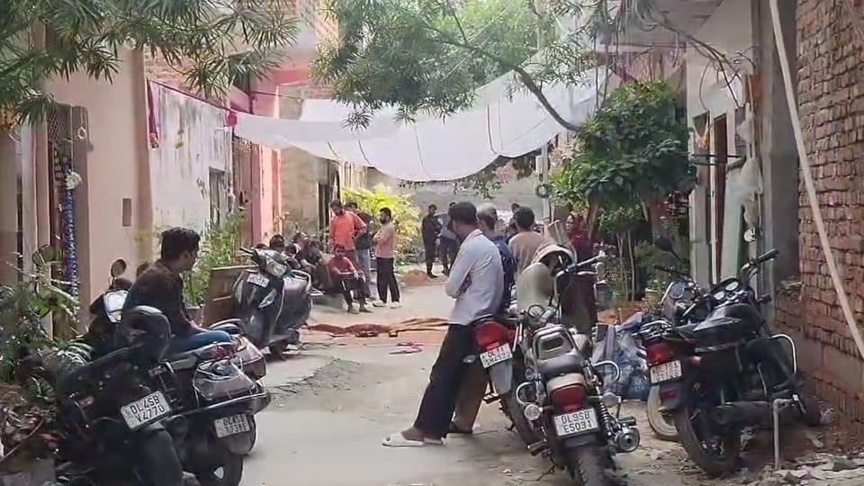 Three friends die after bike collides with a barrier in Delhi