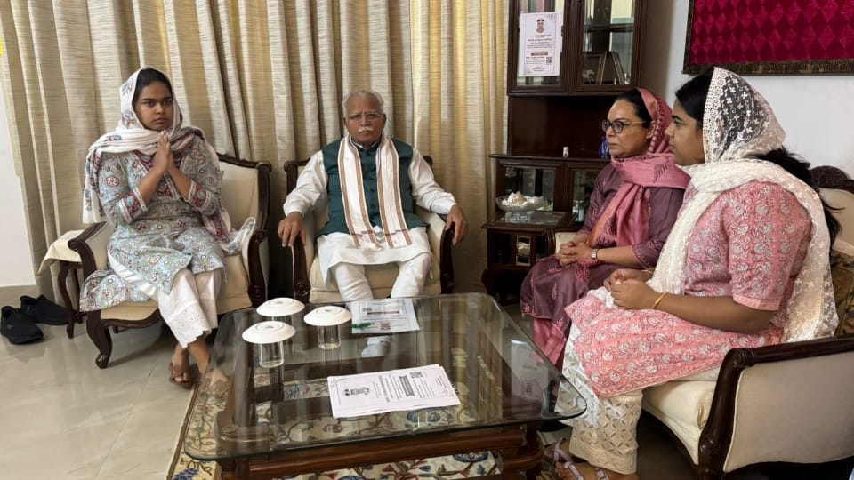 Union Minister Manohar Lal reached house of late IPS Y Puran Kumar expressed condolences