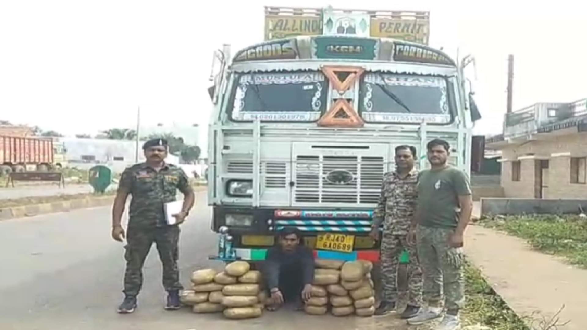 पुलिस ने आरोपी को गिरफ्तार कर गांजा जब्त किया।