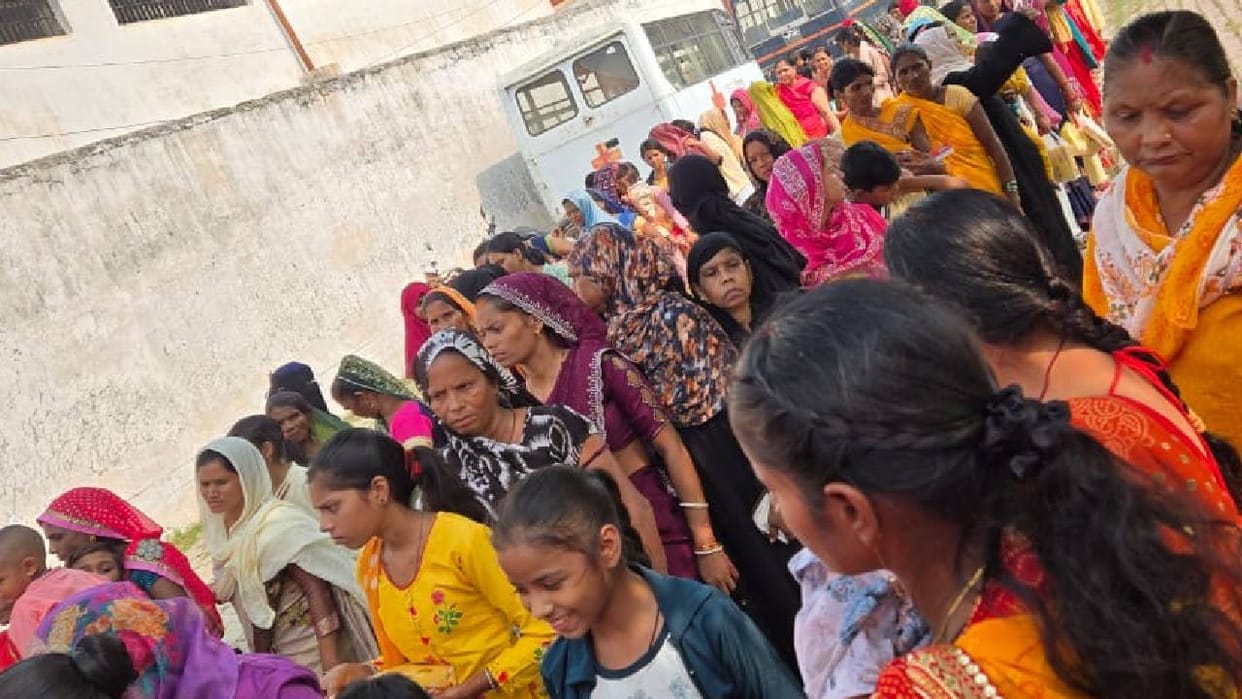 Lucknow: Sisters met their jailed brothers on Bhai Dooj, their affection overflowed… the prisoners' eyes fille