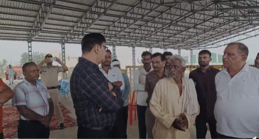 कलेक्टर विवेक श्रोतिय ने खाद वितरण केंद्र का निरीक्षण किया।