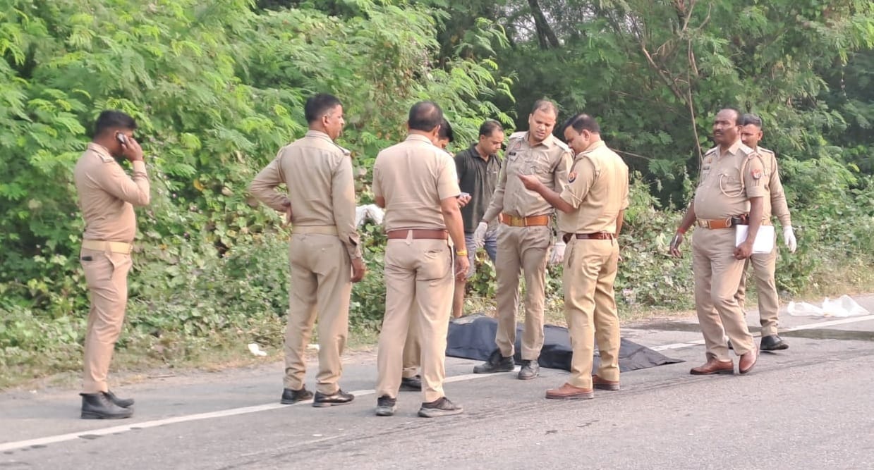 Jalaun car with police sticker hit bike dragged it for 100 meters father in law died and son in law injured