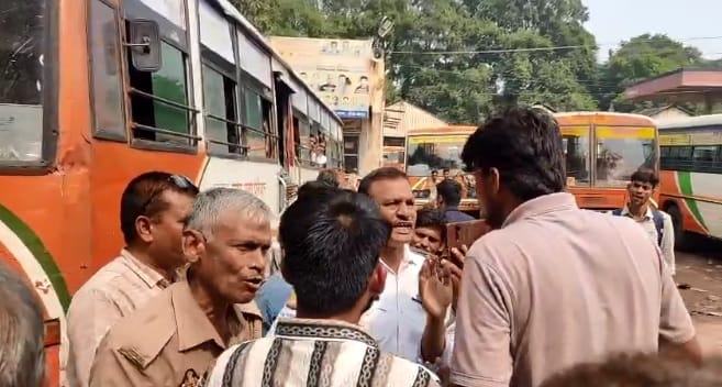 Hamirpur Car riders created ruckus after collision with roadways bus threw mobile of traffic policeman