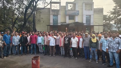 CISF lathi charge on people protesting at Korba in Chhattisgarh