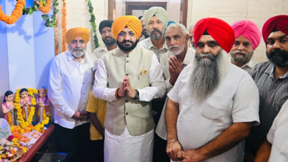 Khanna Minister Tarunpreet Saund reached program of Vishwakarma Educational and Welfare Sabha