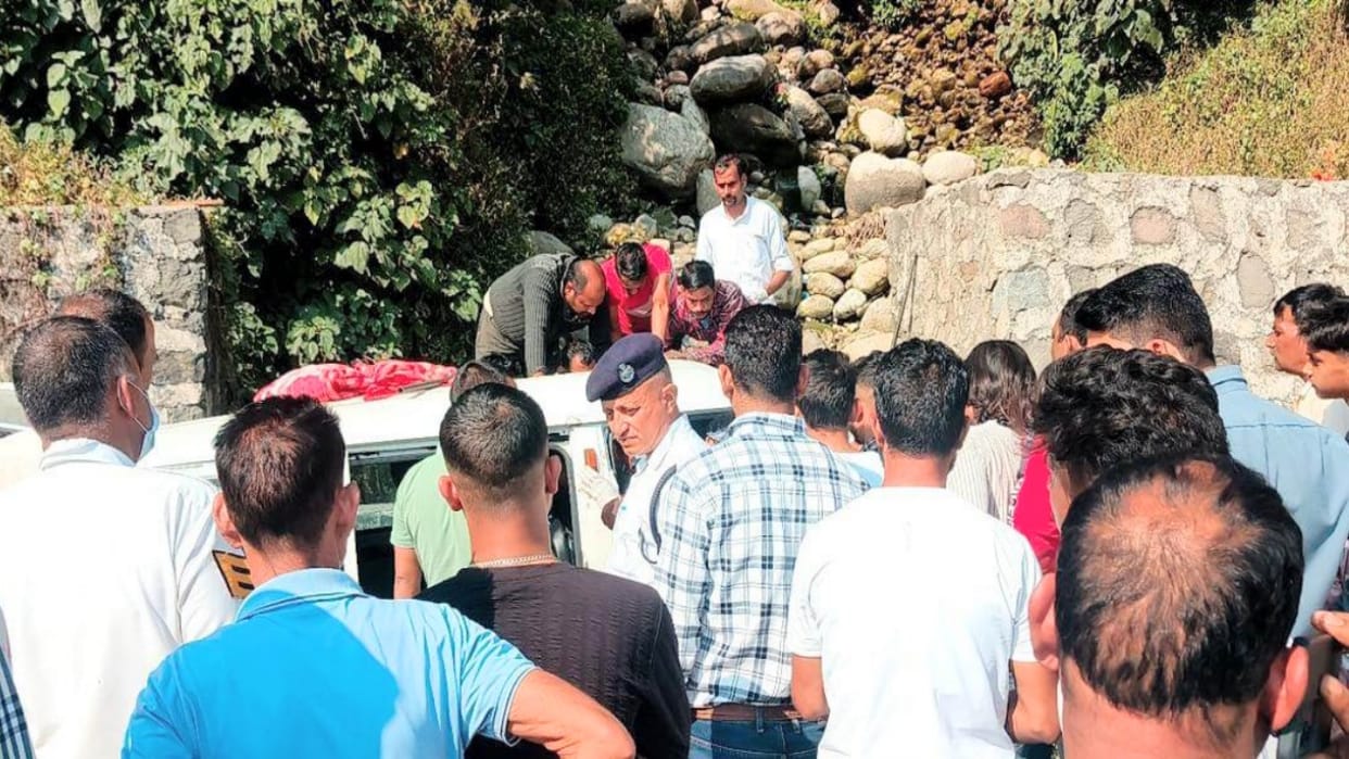 Himachal: Van collides with pole on Kangra bypass, husband and wife killed, children safe