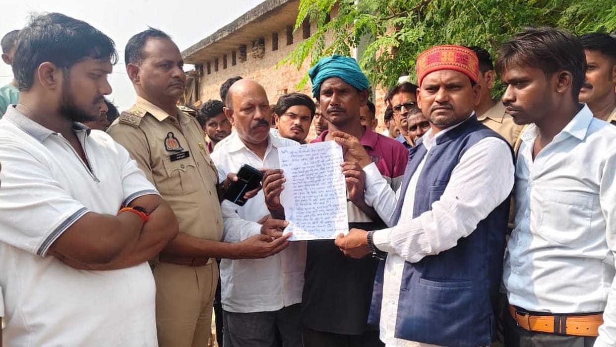 Pratapgarh News: Enraged family members insist on burying the body at the house of the accused, eight arrested