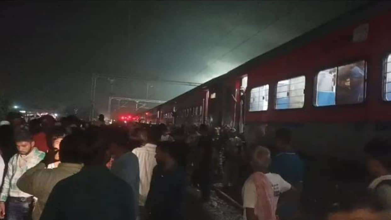Moradabad: Fire breaks out in the S-6 coach of the Shaheed Express