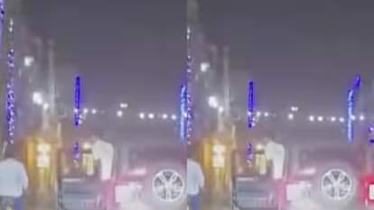 चलती कार से पेशाब कर रहा था युवक