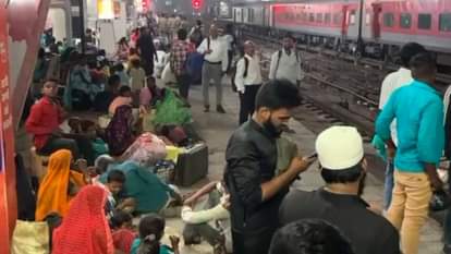 चारबाग रेलवे स्टेशन पर यात्रियों की भीड़।