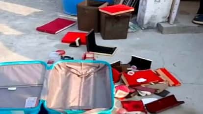 छत पर खाली  पडे़ सोना-चांदी रखने के डिब्बे व खुला पड़ा सूटकेश