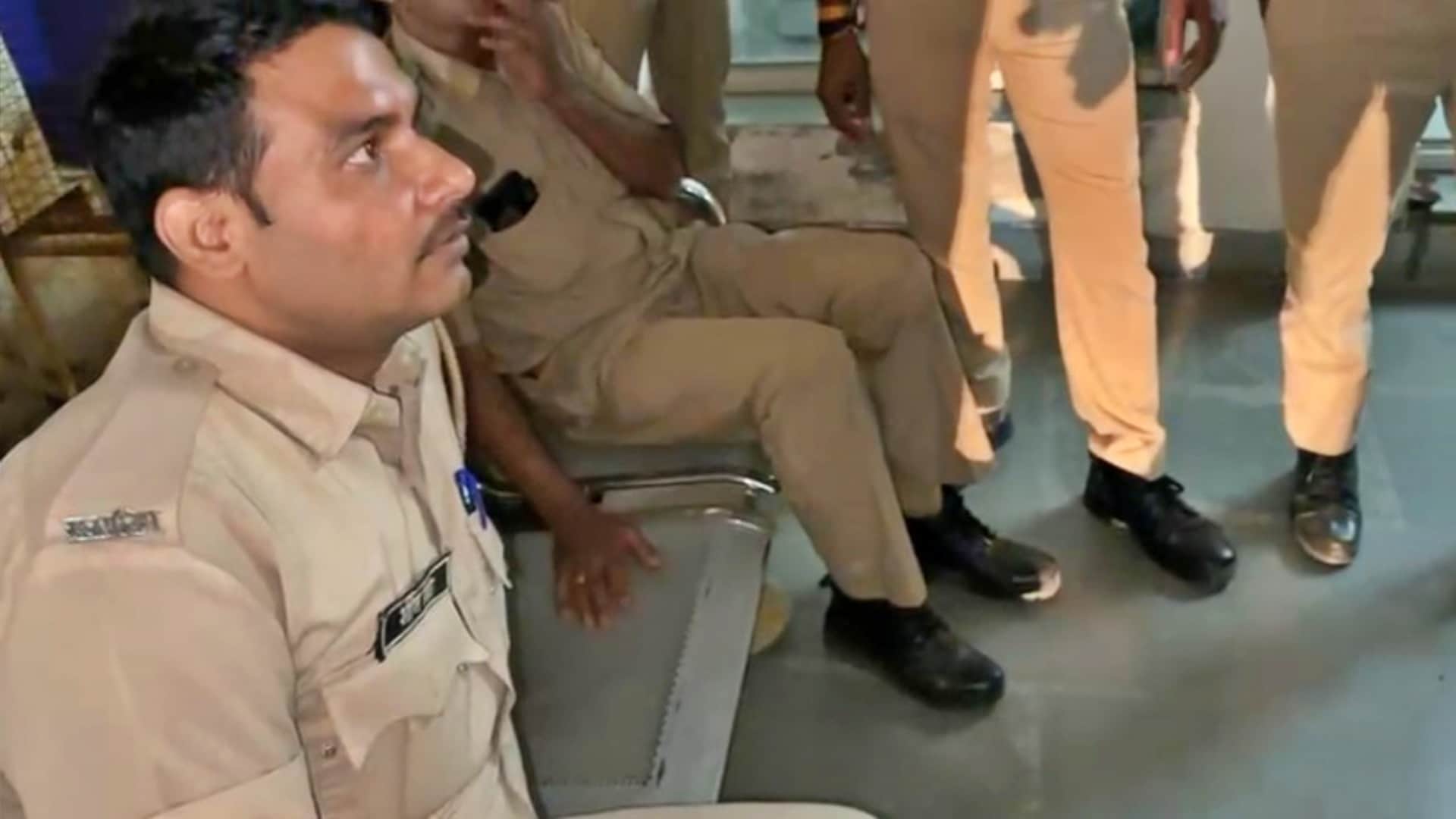 इलाज के लिए अस्पताल पहुंचे घायल पुलिसकर्मी