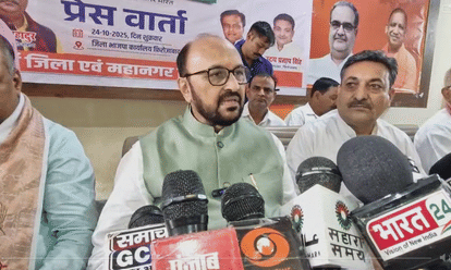 फिरोजाबाद में यूपी के उच्च शिक्षा मंत्री योगेंद्र उपाध्याय,