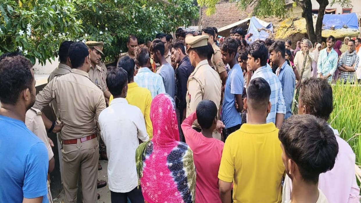 young man was stabbed to death in Pratapgarh, a friend was taken into custody by the police.