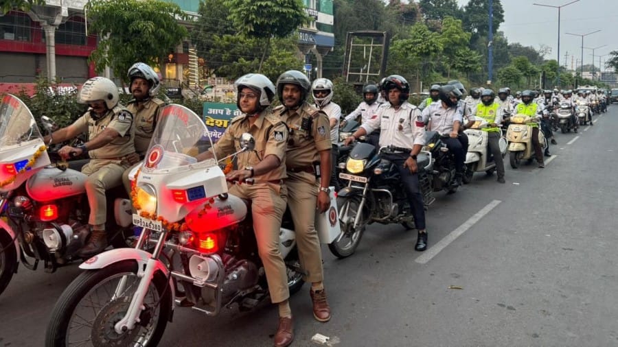 indore news helmet awareness campaign traffic police challan pos online