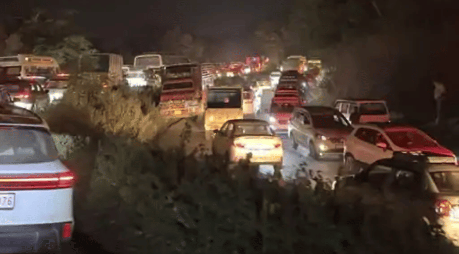indore news massive 10 km traffic jam on indore khandwa road simrol ghat