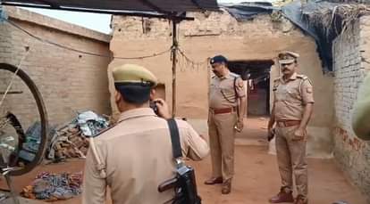 घटनास्थल पर जांच करती पुलिस