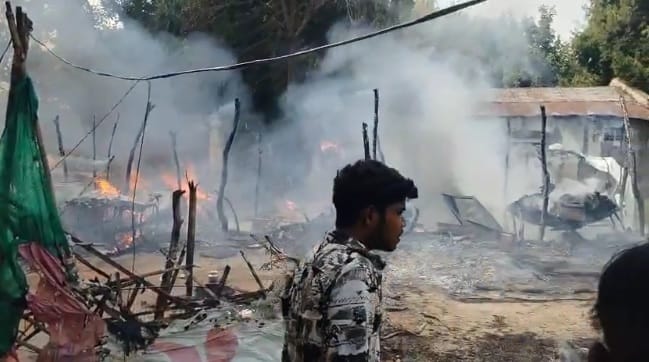 Kanpur massive fire broke out in village five six houses reduced to ashes panic due to cylinder explosion